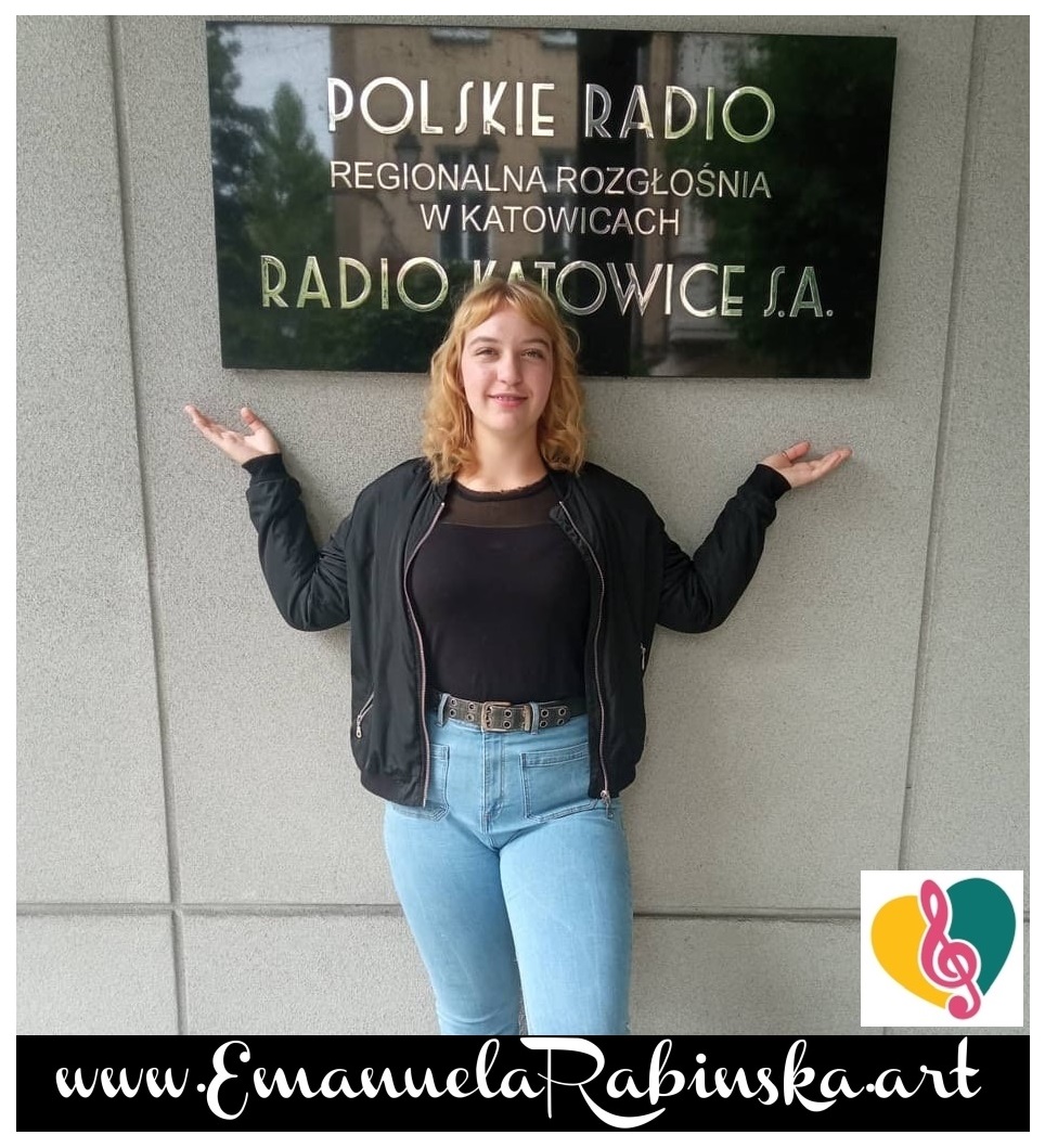 Kompozytorka Emanuela podczas pracy nad najnowszym utworem muzycznym Called Angel Radio Katowice