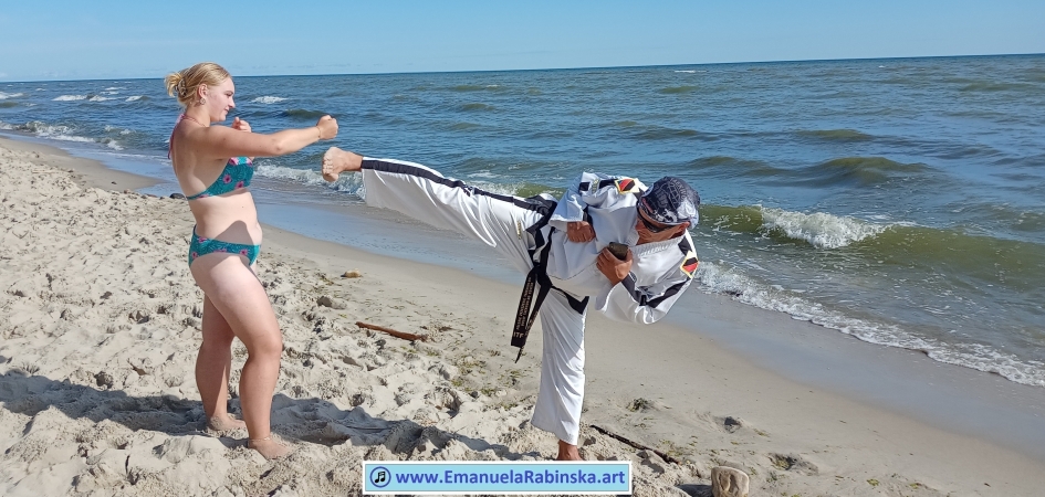 Solistka Emanuela Rabinska podczas spotkania z wielkim mistrzem taekwondo Panen Wojciechem Dolnym