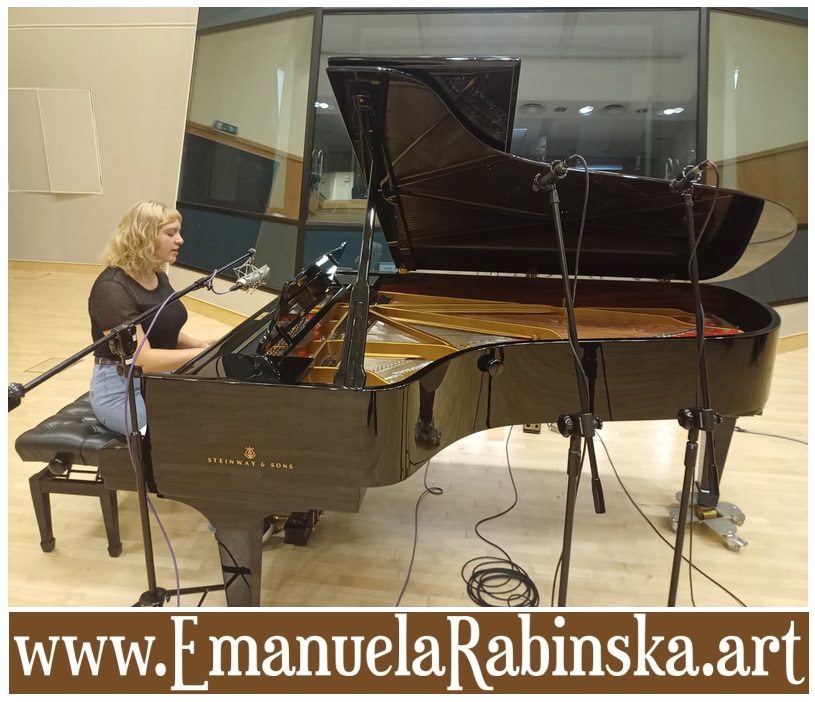 Pianistka Emanuela podczas nagrywania scieżki dzwiękowej w studio Radio Katowice 1